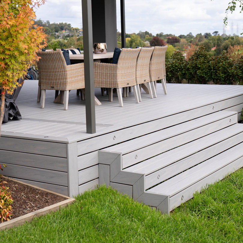 Outdoor decking using Trex Lineage Rainier colour components